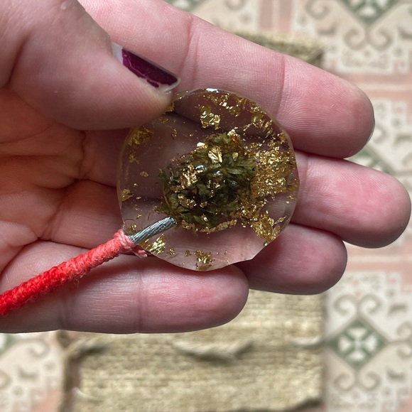 Handmade botanical resin art clip with macrame covered post - round gold bud 1C - Picture 4 of 8